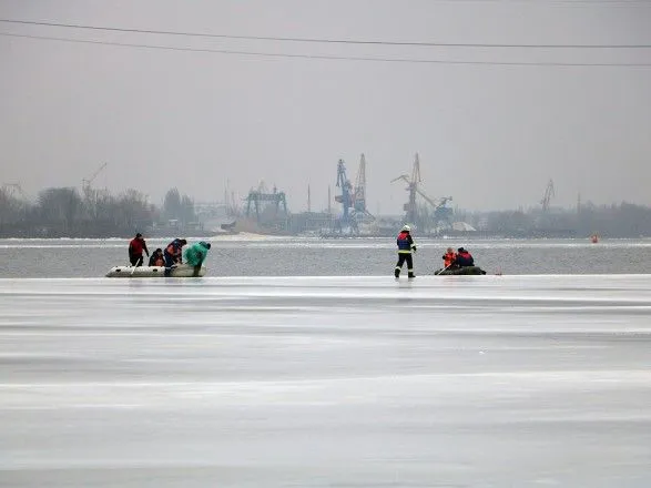В Днепре шесть рыбаков "дрейфовали" на льдине