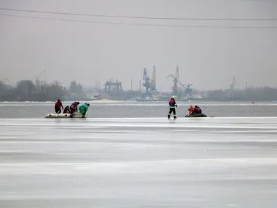 В Днепре шесть рыбаков "дрейфовали" на льдине