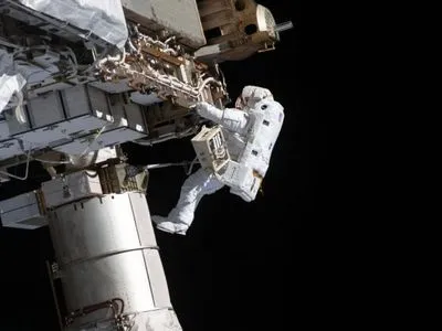 Астронавты NASA вышли в открытый космос для подготовки к установке солнечных батарей на МКС