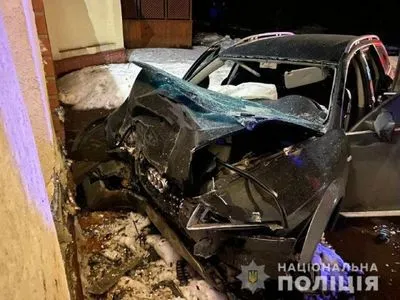 В Ровенской области пьяный водитель врезался в бетонную арку санатория: есть погибшие