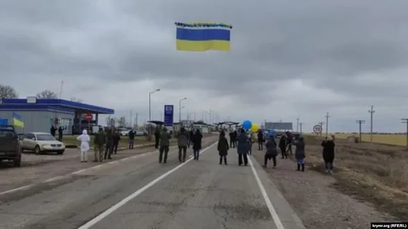 У бік окупованого Криму запустили український прапор з посланнями