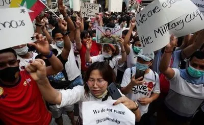 Утренний митинг в Мьянме: полиция задержала медика в больнице