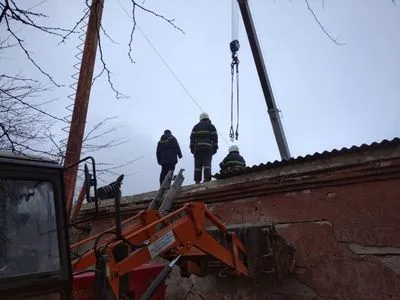 На территории школы в Николаевской области произошел взрыв, под завалами оказался мужчина