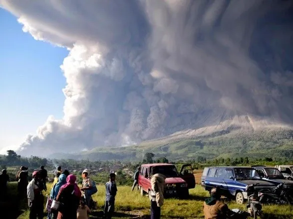 v-indoneziyi-pochalosya-viverzhennya-vulkana-sinabung