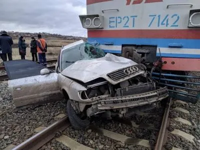 Поезд протаранил легковушку в Донецкой области, водитель погиб