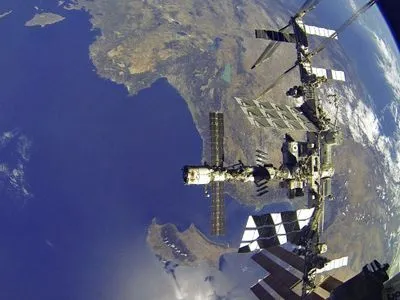 Космонавти на МКС замазали тріщину герметиком