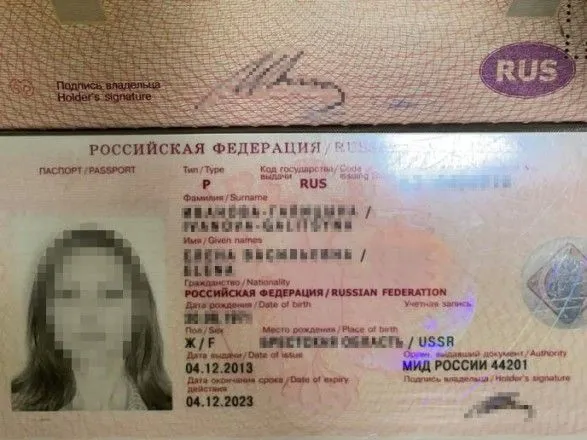 Фотомоделі-актрисі з Росії заборонили в'їзд в Україну на три роки
