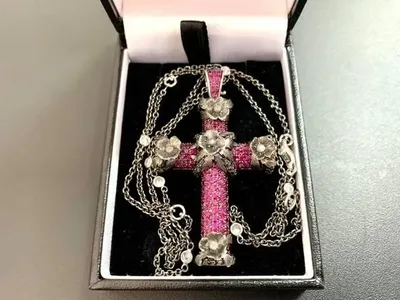 Замість біжутерії: у посилці з Британії виявили дорогоцінний хрест, інкрустований сотнями діамантів і рубінів