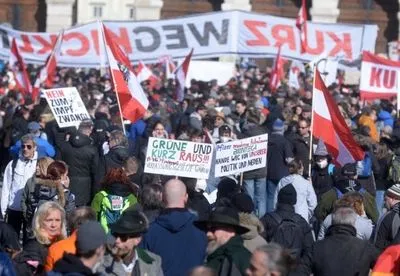 В Вене тысячи людей протестовали против карантина