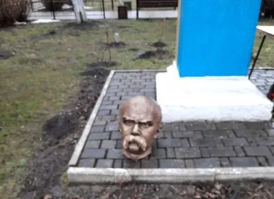 "Відрізана" голова пам’ятника Шевченку на Прикарпатті: вандалів розшукали