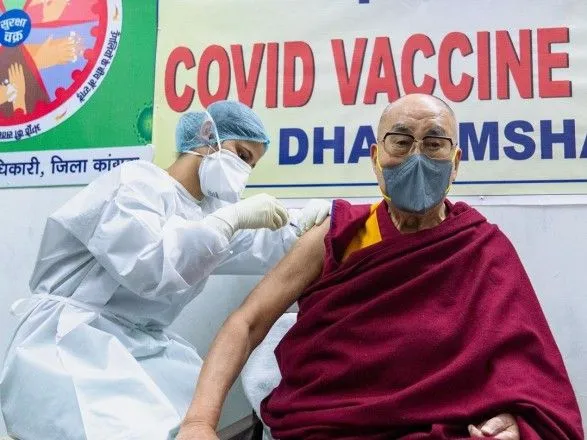 Далай-лама получил прививку от COVID-19 вакциной Covishield