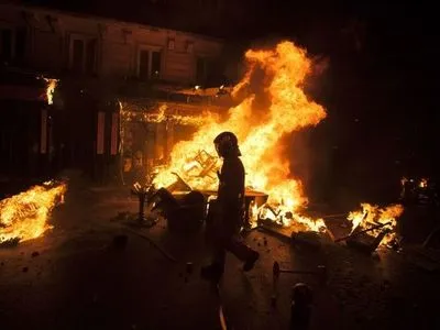 Во Франции снова беспорядки: под Лионом сожгли десятки авто, пострадал полицейский