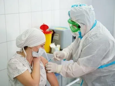 Число вакцинированных от COVID-19 в Украине превысило 15 тысяч