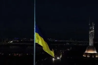 В Киеве самый большой флаг страны приспускают из-за ветра