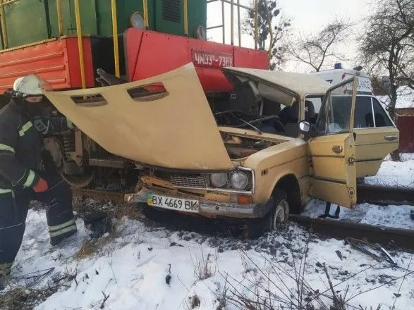 У Вінниці поїзд зіткнувся з легковиком: травмовано водія автівки