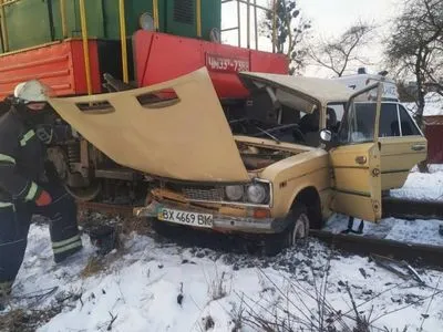 У Вінниці поїзд зіткнувся з легковиком: травмовано водія автівки