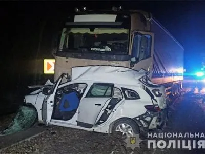 На Хмельниччині легковик зіткнувся з вантажівкою, загинули двоє людей