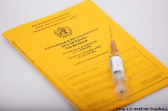 У Франції називають передчасним запровадження “паспортів вакцинації”