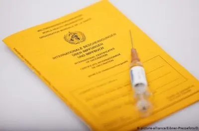 У Франції називають передчасним запровадження “паспортів вакцинації”