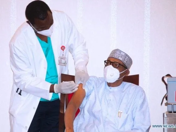 Президент Нигерии вакцинировался от коронавируса