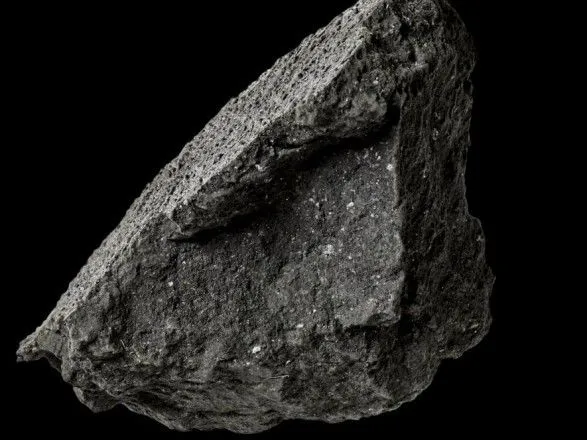 meteorit-vinchkomba-u-velikiy-britaniyi-znayshli-meteorit-z-zhittyevimi-blokami