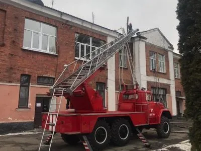 Больница загорелась в Хмельницкой области: эвакуировали 7 больных и 16 медиков