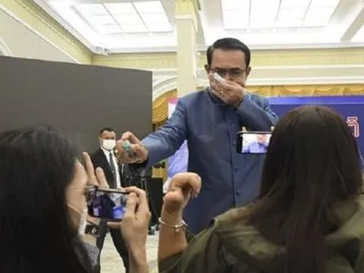 Щоб "втекти" від питання: прем’єр Таїланду обприскав журналістів антисептиком