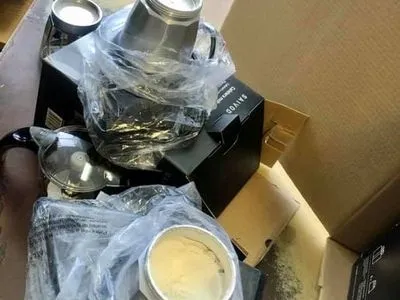 Кокаин в кофеварках: столичные таможенники обнаружили наркотическую посылку