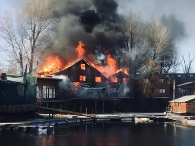 На столичном Гидропарке масштабный пожар: выгорел деревянный дом