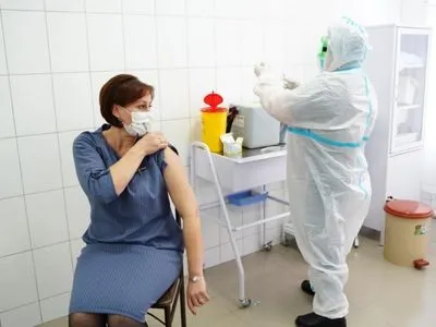 Количество вакцинированных от COVID-19 в Украине приблизилась к 30 тысячам