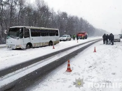 Два рейсових автобуси потрапили у різні ДТП на Хмельниччині: є травмовані