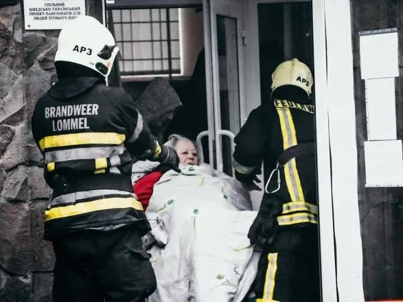 В Киеве горел дом престарелых: с этажей эвакуировали 65 подопечных