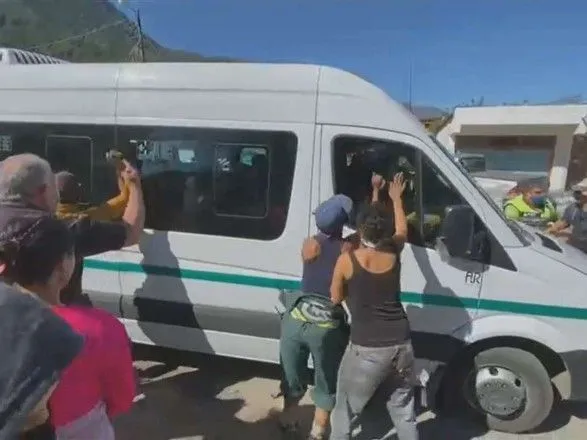 В Аргентині протестувальники закидали камінням автобус президента
