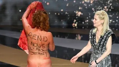 Голый протест: актриса разделась на сцене во время вручения премии "Сезар"