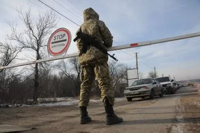 Бойовики продовжують блокувати роботу 5 КПВВ на Донбасі