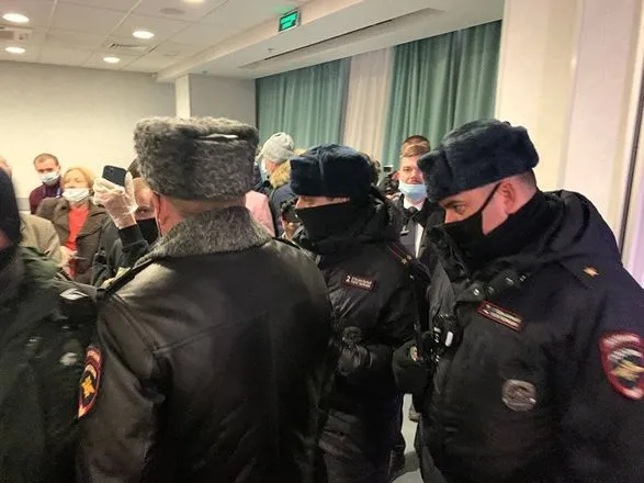 u-moskvi-politsiya-uvirvalas-na-forum-obyednanikh-demokrativ-pochalisya-masovi-zatrimannya