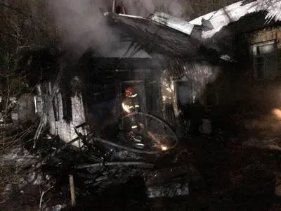 В Киеве ночью горел дом: спасатели обнаружили тело женщины