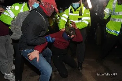 Поліцію Лондона звинуватили в застосуванні сили під час протесту жінок: у відомстві встали на захист офіцерів