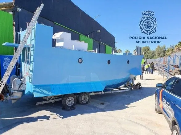 В Испании в ходе спецоперации против наркоторговцев обнаружили самодельную субмарину