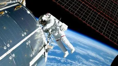 Астронавты NASA вышли в открытый космос для монтажных работ