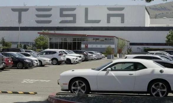На заводе Tesla в Калифорнии 450 работников заразились коронавируом