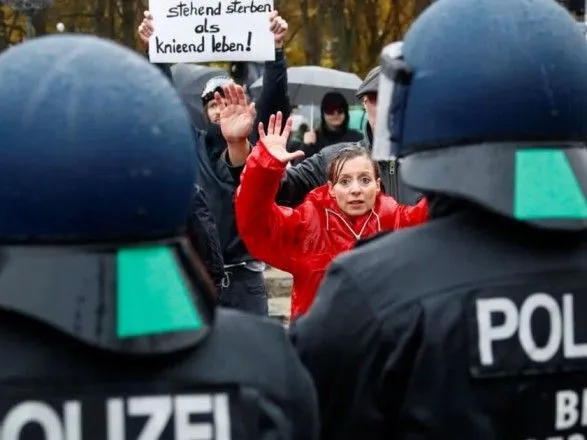 У Дрездені під час антикарантинного протесту постраждали поліцейські