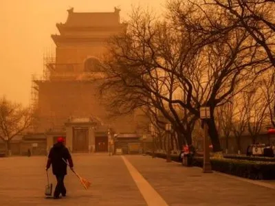 Пекин накрыла песчаная буря: аэропорты отменили более 420 рейсов