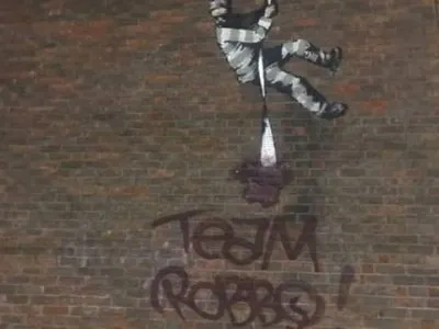 Вандалы испортили граффити Бэнкси, изображенное на стене тюрьмы в Рединге