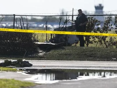 В США одномоторный самолет упал на автомобиль: есть жертвы