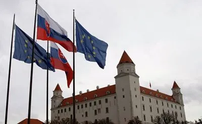 Уряд Словаччини на межі відставки через російську вакцину та жарти прем'єра про Україну