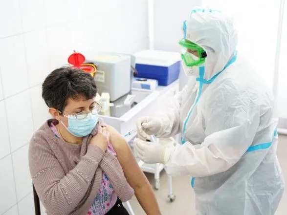 Вакцинованих від COVID-19 в Україні вже 81 тисяча, ще 282 тисячі - у черзі