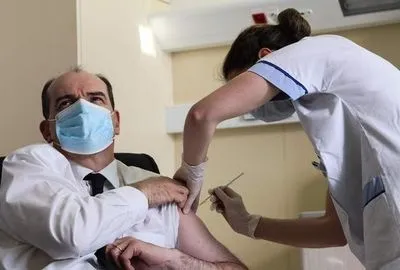 Премьер-министр Франции вакцинировался в прямом эфире