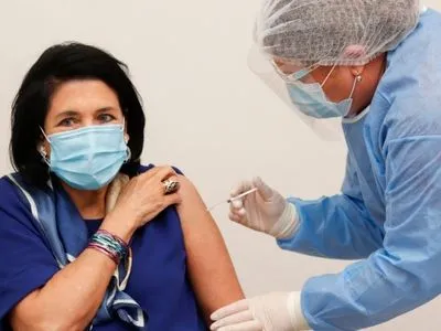 Президент Грузії публічно отримала щеплення від коронавірусу вакциною AstraZeneca