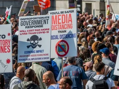 Количество задержанных на протестах против коронавирусных ограничений в Лондоне выросло до 33